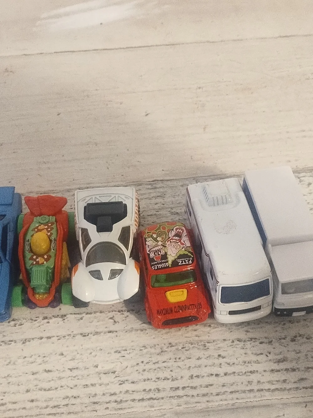 Mixed brand lot 8 vehicles 4 hot wheels 1 maisto 1 daron 1 matchbox